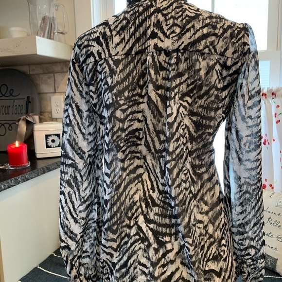 Kim Kardashian blouse - Picture 10 of 13